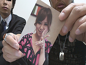 素人ドッキリ企画 見知らぬ男性にナンパ即口説かれるハプニング!旦那はモニター越しに監視、若妻が寝取られ浮気SEX4時間 サンプル動画サムネイル